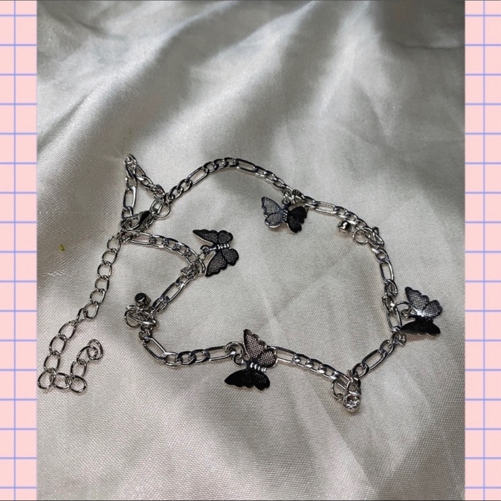 🦋 Butterfly Choker Necklace - Picture 2 of 5
